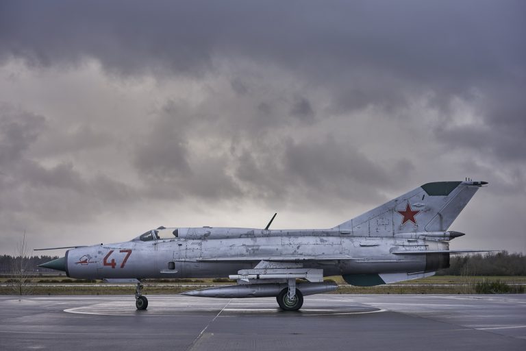 Et sovjetisk jagerfly fra den kalde krigen står parkert under tunge, grå skyer
